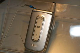 中興亮相2004年中國國際通信設備技術展，展示最新系列手機圖片引領通信新風尚